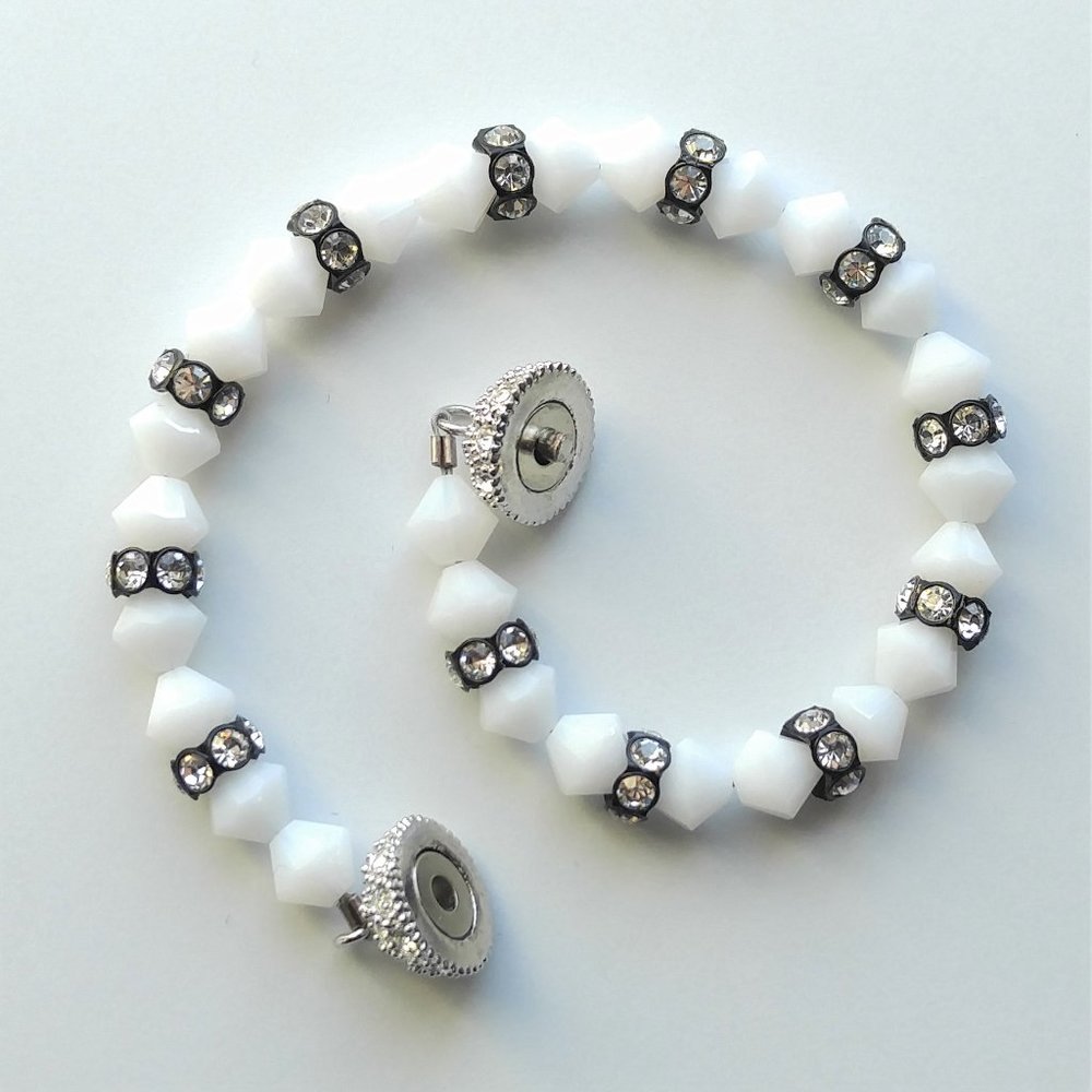 Handmade Swarovski White Alabaster Beaded Bracelet - Picture 3 of 4